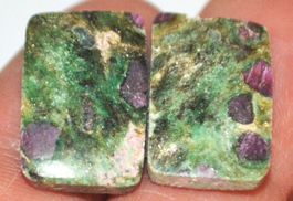 Cabochon Set gelocht L-6824 – 1 Paar Rubin Fuchsit – je ca.