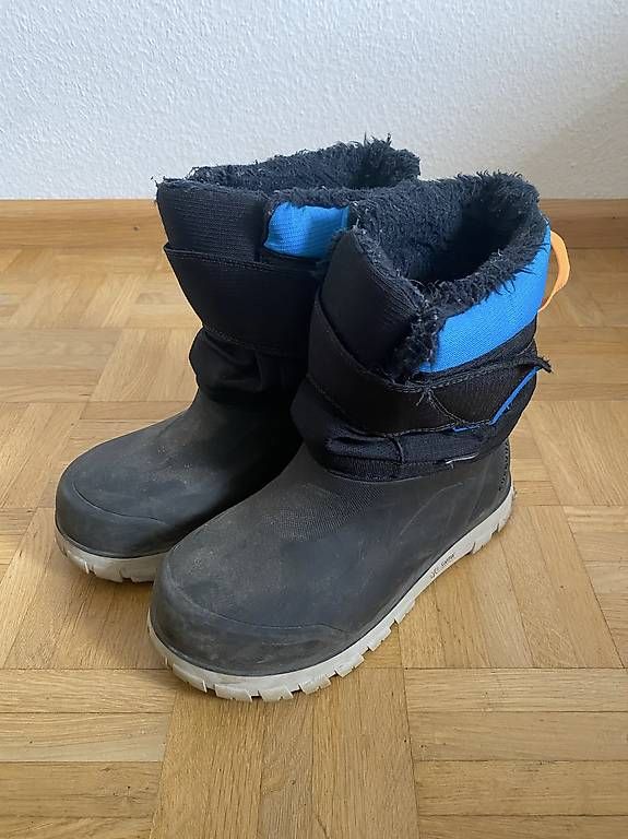 Scarpe da uomo: Schwarze Schneeschuhe mit Fellfutter – Usato da Laufen venduto da Looc_