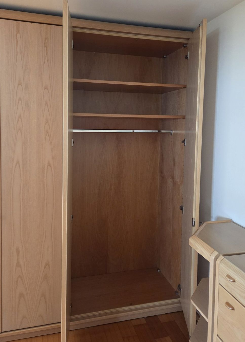 Schränke: Kleiderschrank 4 Türen helles Holz – Gebraucht aus Wegenstetten von nahtwahtori 4