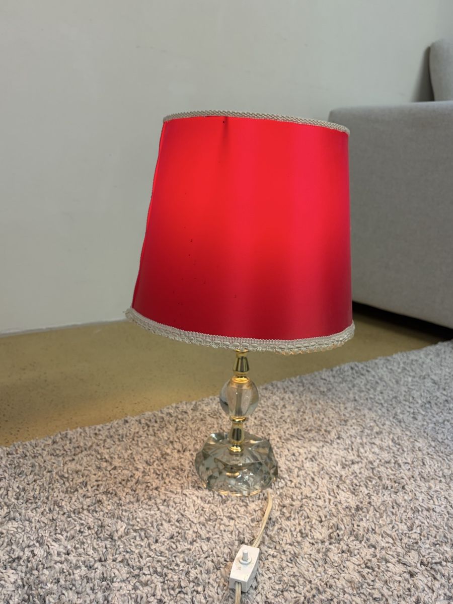 Lampade: Vintage Tischlampe mit rotem Schirm – Usato da Pfäffikon ZH venduto da cei_g59g