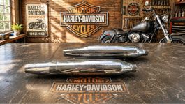 Zwei Harley-Davidson Auspuffe