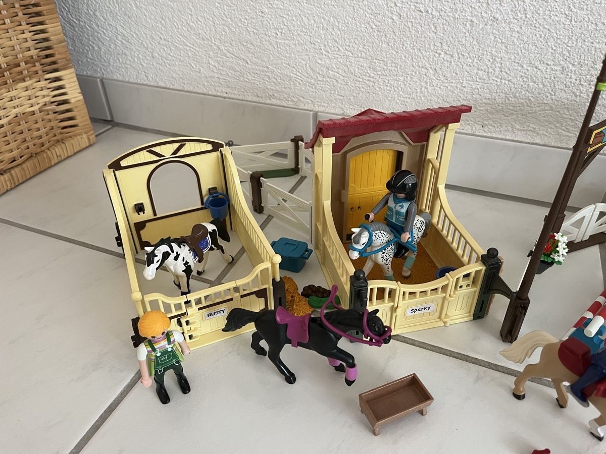 Playmobil Giocattoli: Grosses Playmobil Pferdegestüt – Usato da Uetikon am See venduto da Winnieclaudia 1