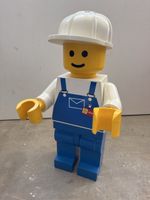 Lego Figur Bauarbeiter mit Helm und Latzhose gross