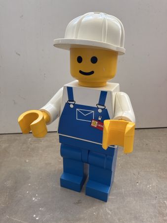 Lego Figur Bauarbeiter mit Helm und Latzhose gross
