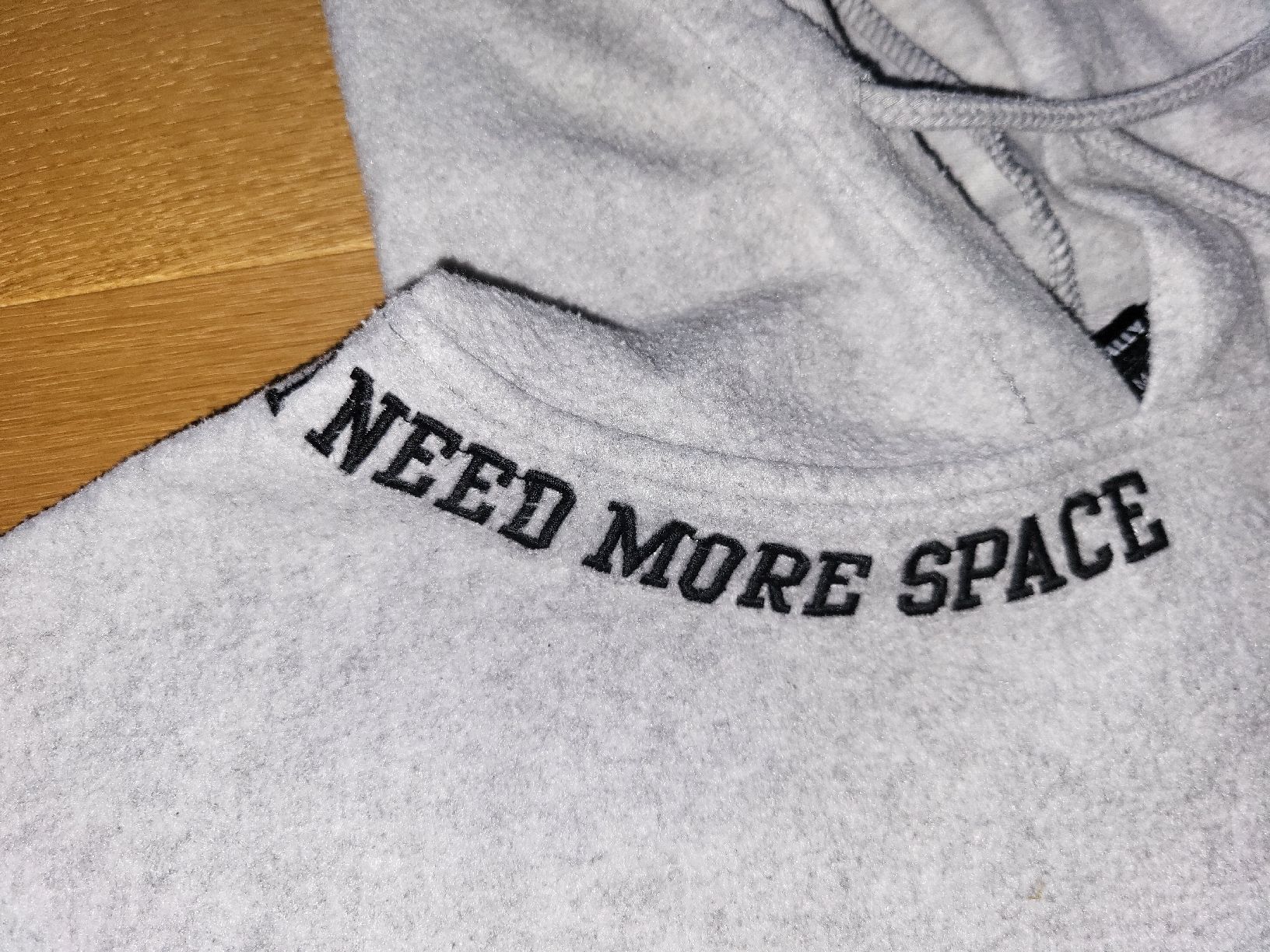 Maglioni & Felpe: Sweat à capuche gris "Need More Space" taille M. – Usato da Courroux venduto da Belleange 1