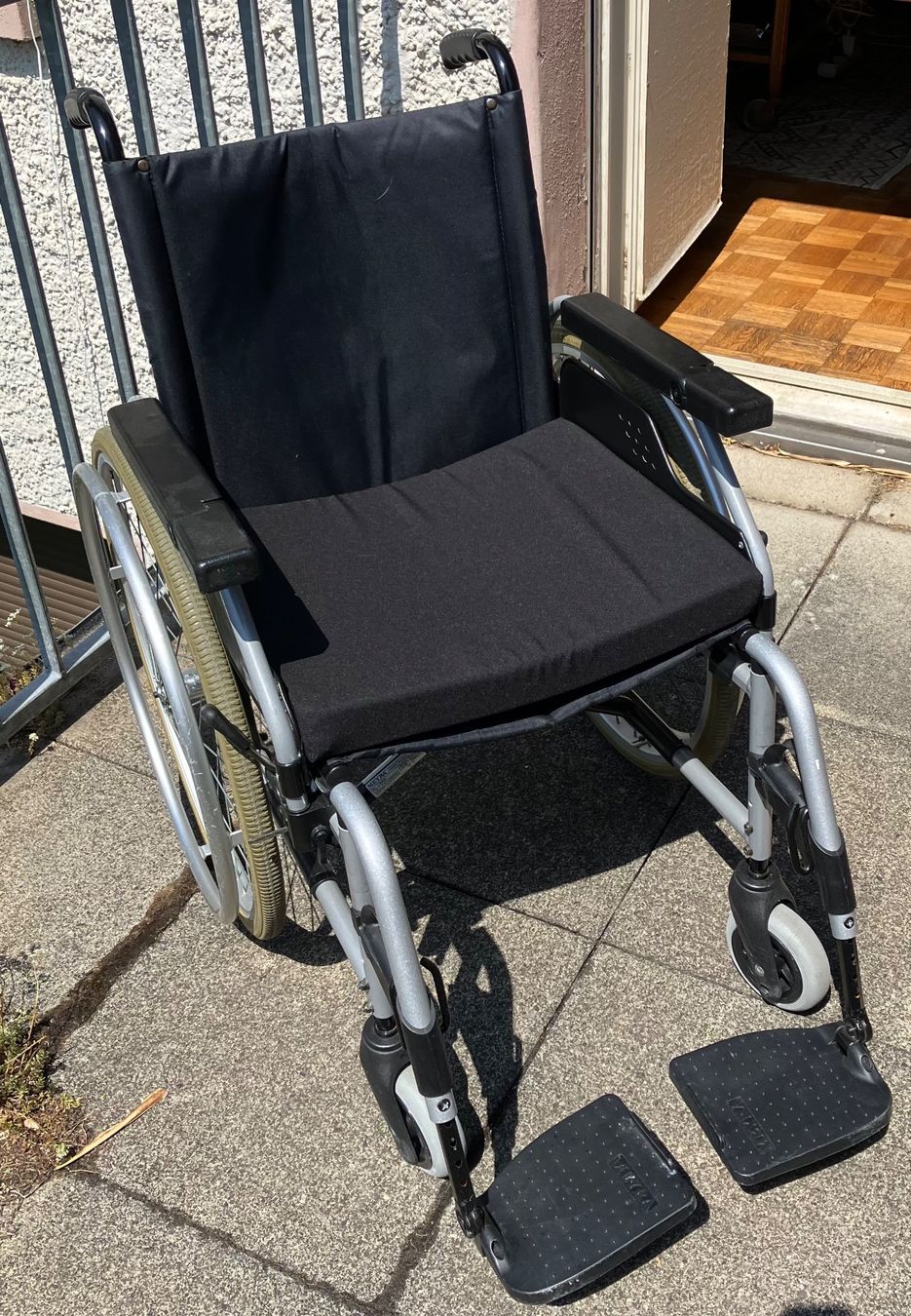 Rollstühle: Rollstuhl, klappbar, leichtes Modell – Gebraucht aus Pfeffingen von Deggaff