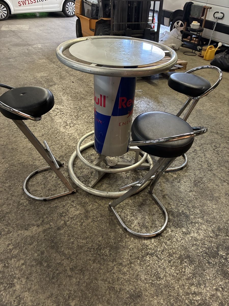 Hocker: Red Bull Bartisch mit 3 Barhocker – Gebraucht aus Belp von Kbasic 3