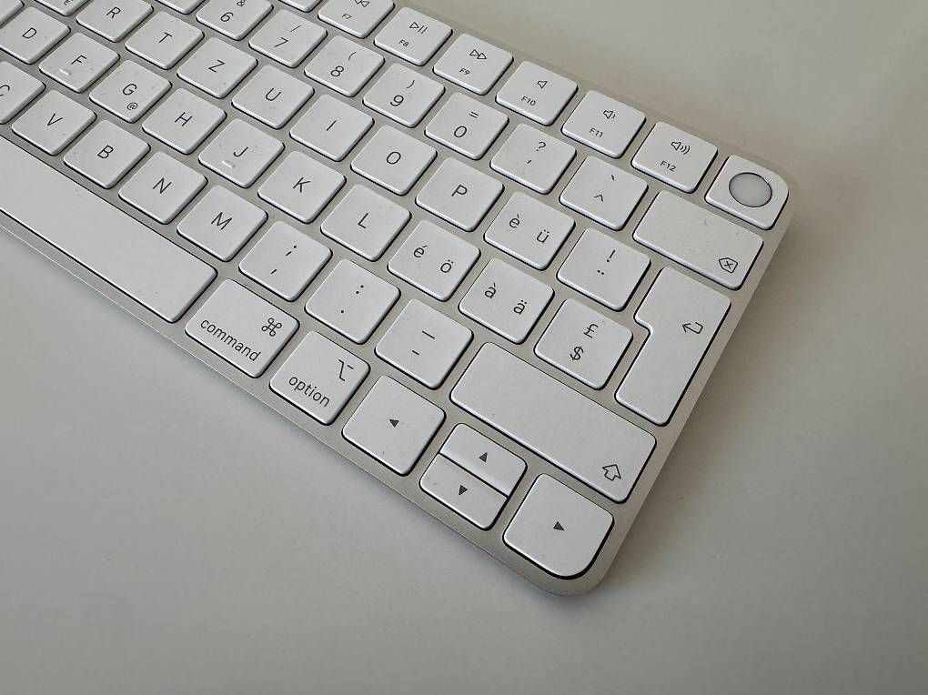 Apple Tastiere: Apple Magic Keyboard mit Touch ID, neuwertig – Nuovo (secondo la descrizione) da Zürich venduto da Rolf172 1