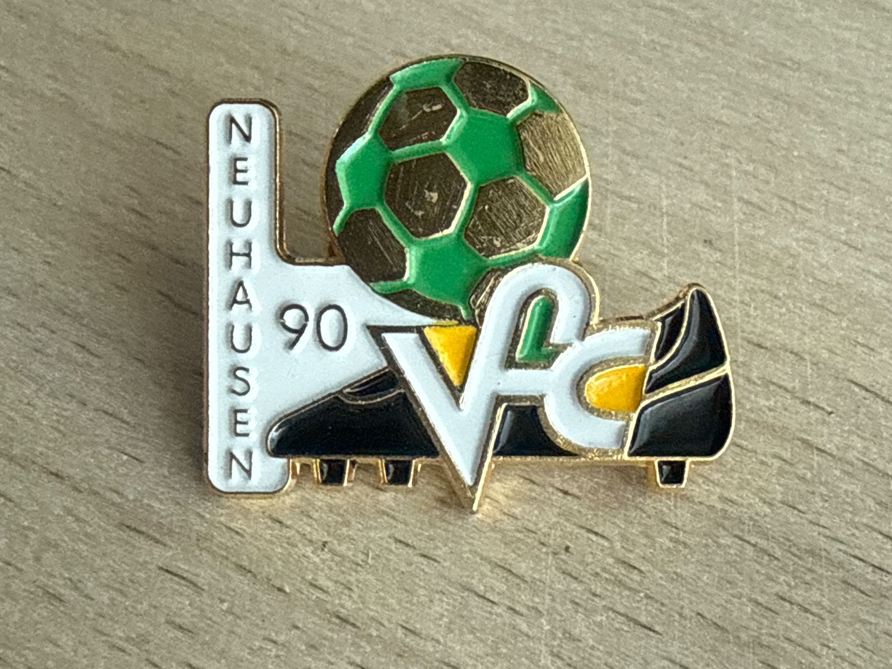 Plaketten & Abzeichen: Pin FC Neuhausen – Gebraucht aus Glattbrugg von Schweigmatt