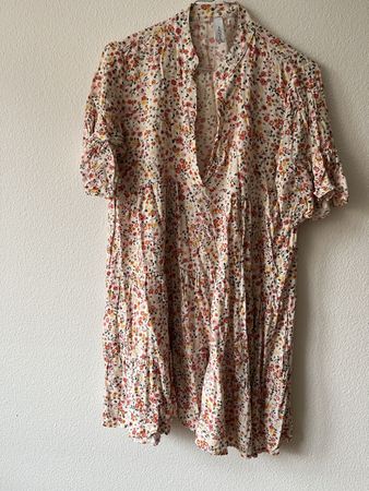Sommerliches Kleid mit Blumenmuster, Grösse M, Top Zustand!