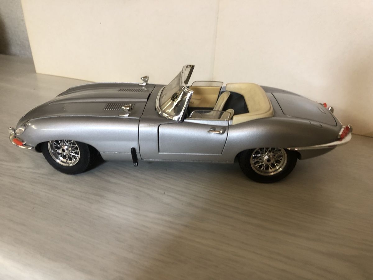 Bburago Modellini d'auto: Jaguar Typ E Cabriolet 1/18. Buraco – Usato da Belp venduto da Kbasic