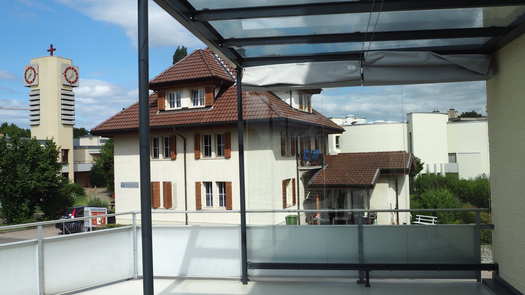 Unterstände: Sitzplatzüberdachung Glas/Metall mit Sonnen- und Windschutz – Gebraucht aus Ostermundigen von brechi3072 3