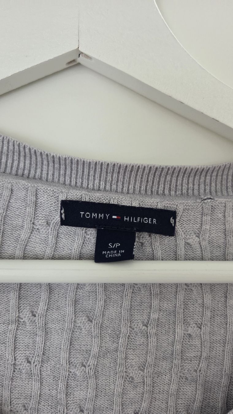 Tommy Hilfiger Maglioni & Felpe: Feinstrick Pullover Tommy Hilfiger Gr. S Hellgrau – Usato da Courgevaux venduto da mel_v6qd 3