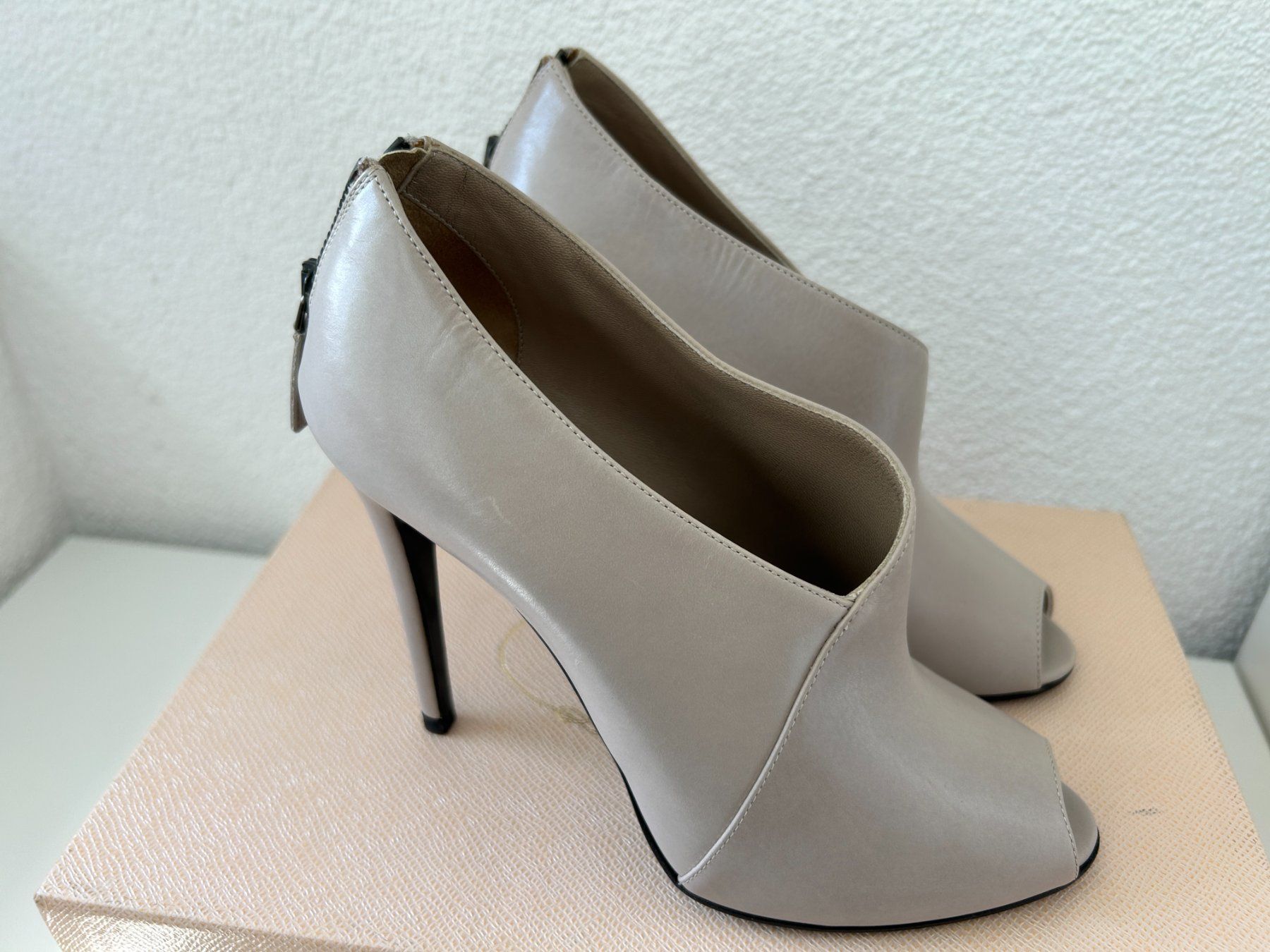 Prada Scarpe da donna: Prada Leder High Heels Stiefeletten Boots Grau Gr. 37 – Usato da Kreuzlingen venduto da Bildschirm_Auge 2