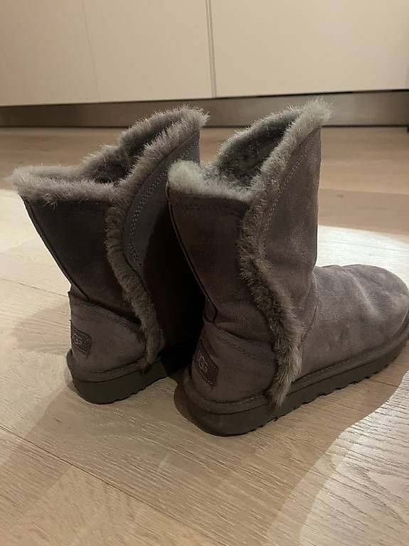 Ugg Scarpe da donna: Classic Short Fluff High-Low Boot – Usato da Bassersdorf venduto da armon.zueri 1