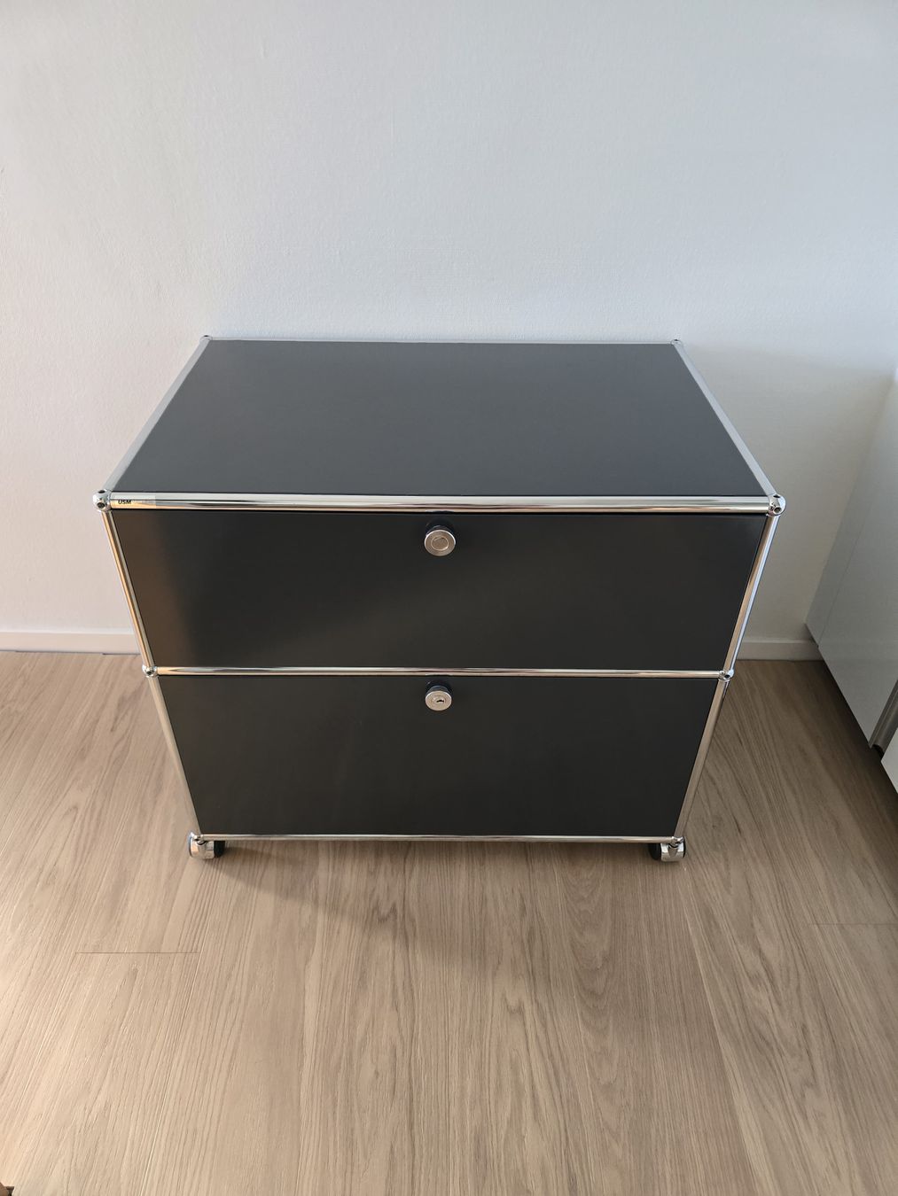 USM Scaffali: USM Haller Anthrazit mit Rollen – Usato da Basel venduto da caramello03
