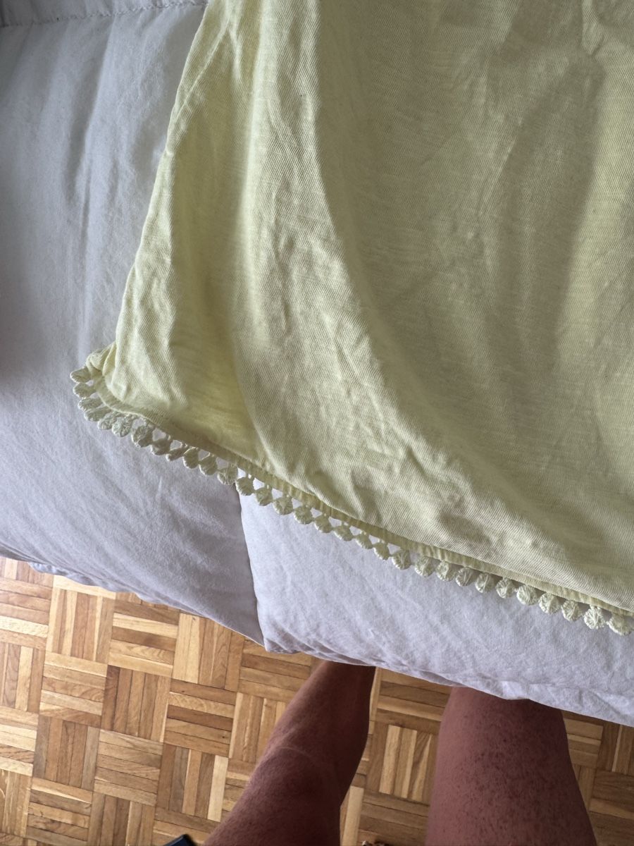 Top: Haut Jaune Taille L bon état – Usato da Genève venduto da lejardindesvetements 2