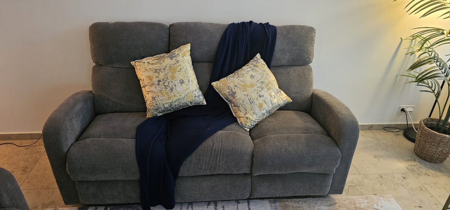 Divani: Gray 3 seater reclining couch – Nuovo (secondo la descrizione) da Zürich venduto da wwi_6dxm