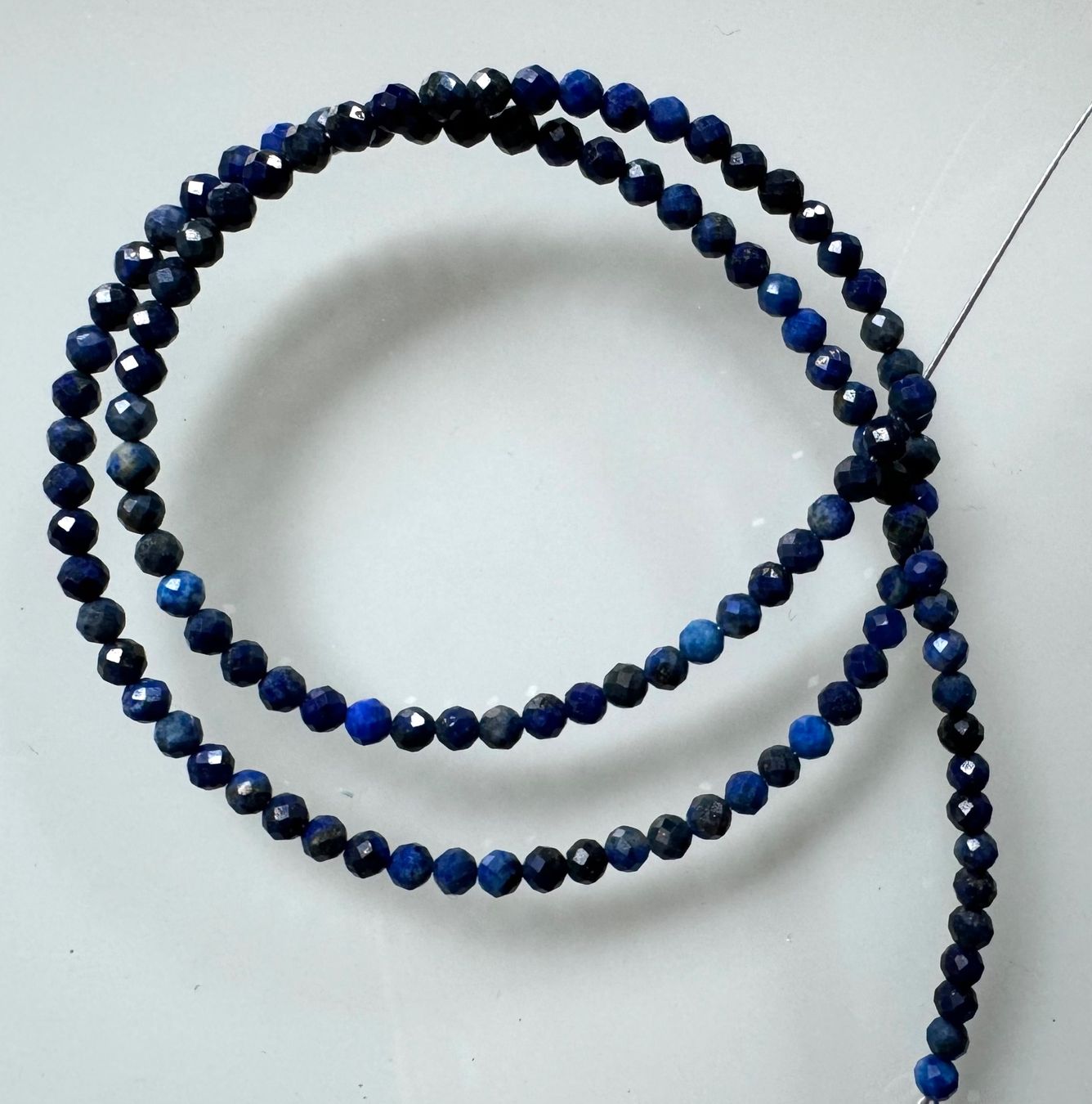 Catenine: Lapis Lazuli  facettiert  Strang    3.5mm      auf Flexdraht – Nuovo e nell'imballaggio originale da Leuggern venduto da gemshow 2