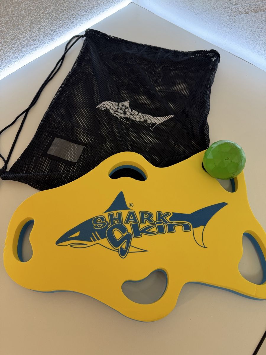 Tavole da surf e di nuoto: Schwimmbrett Sharkskin mit Netzbeutel und Ball – Usato da Rotkreuz venduto da GoldHeinz 5