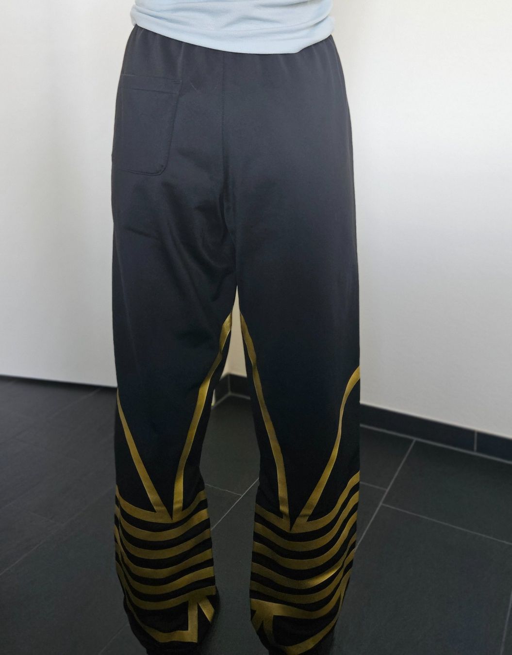 Adidas Pantaloni: Adidas Jogginghose, schwarz/gold, Gr. S – Usato da Hettlingen venduto da Leaena279 5