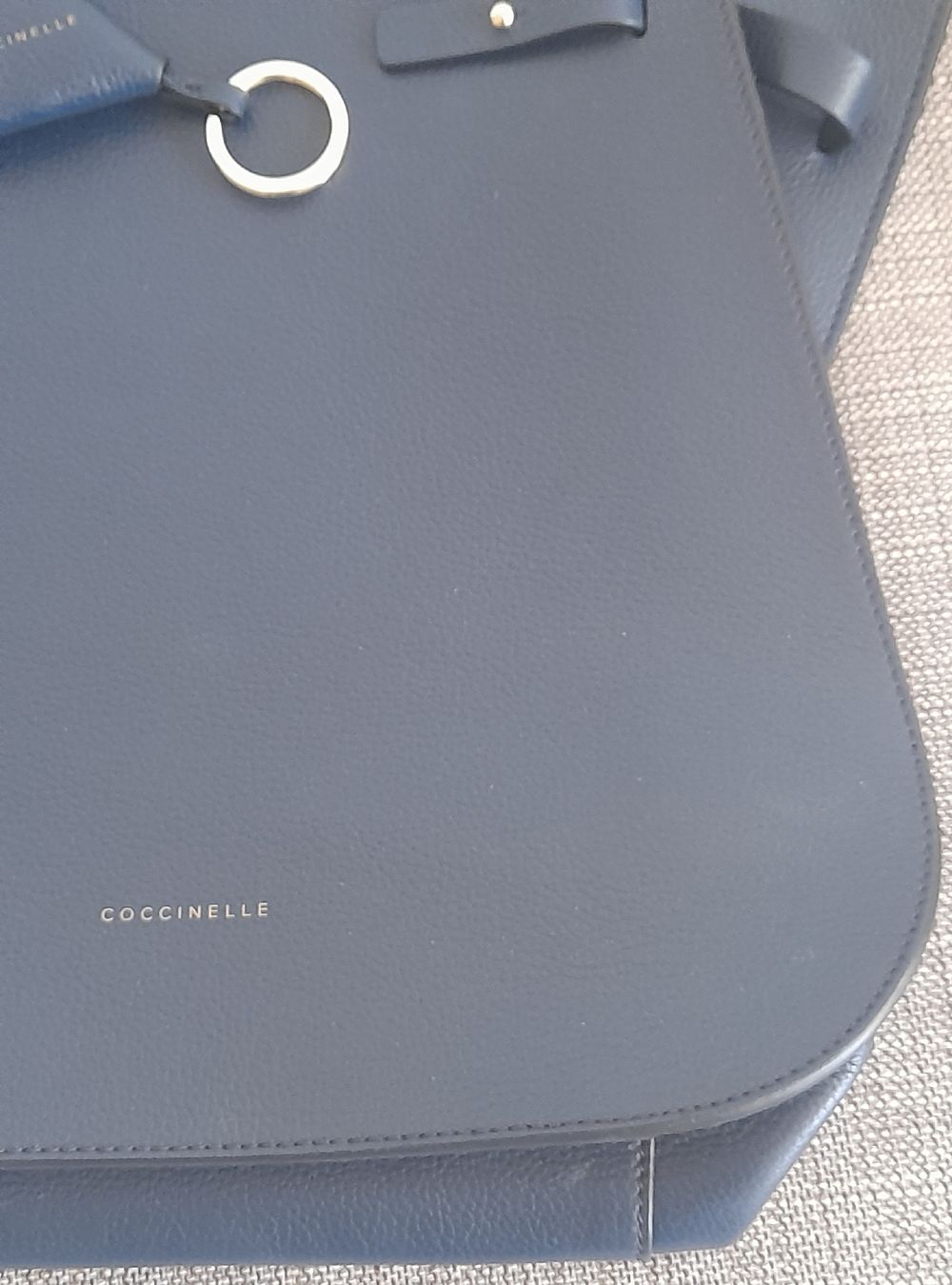 Coccinelle Borse da donna: Sac COCCINELLE En cuir bleu  – Usato da Lausanne venduto da Glam-Luxe 3