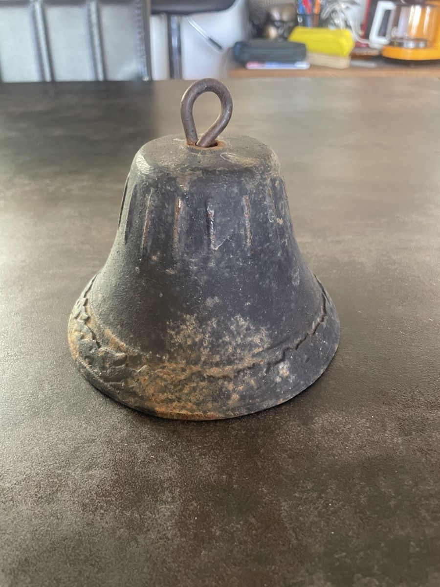 Cloches & sonnailles: Ancienne Cloche en Fonte – D'occasion à Vallamand par Bricbracbroc82 2