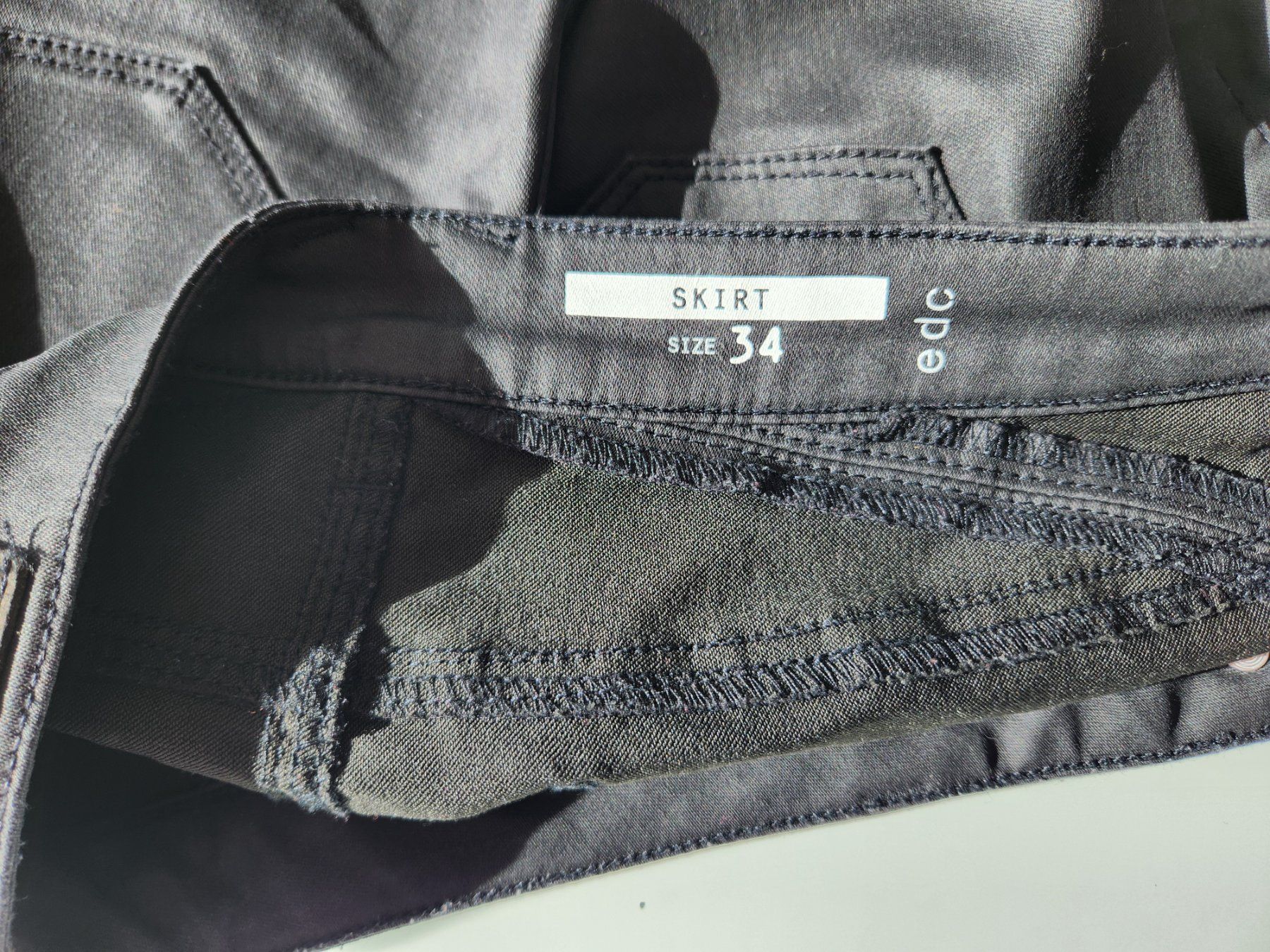 Gonne: Jupe viscose noir taille 34 marque EDC – Usato da Neuchâtel venduto da Virg30 2