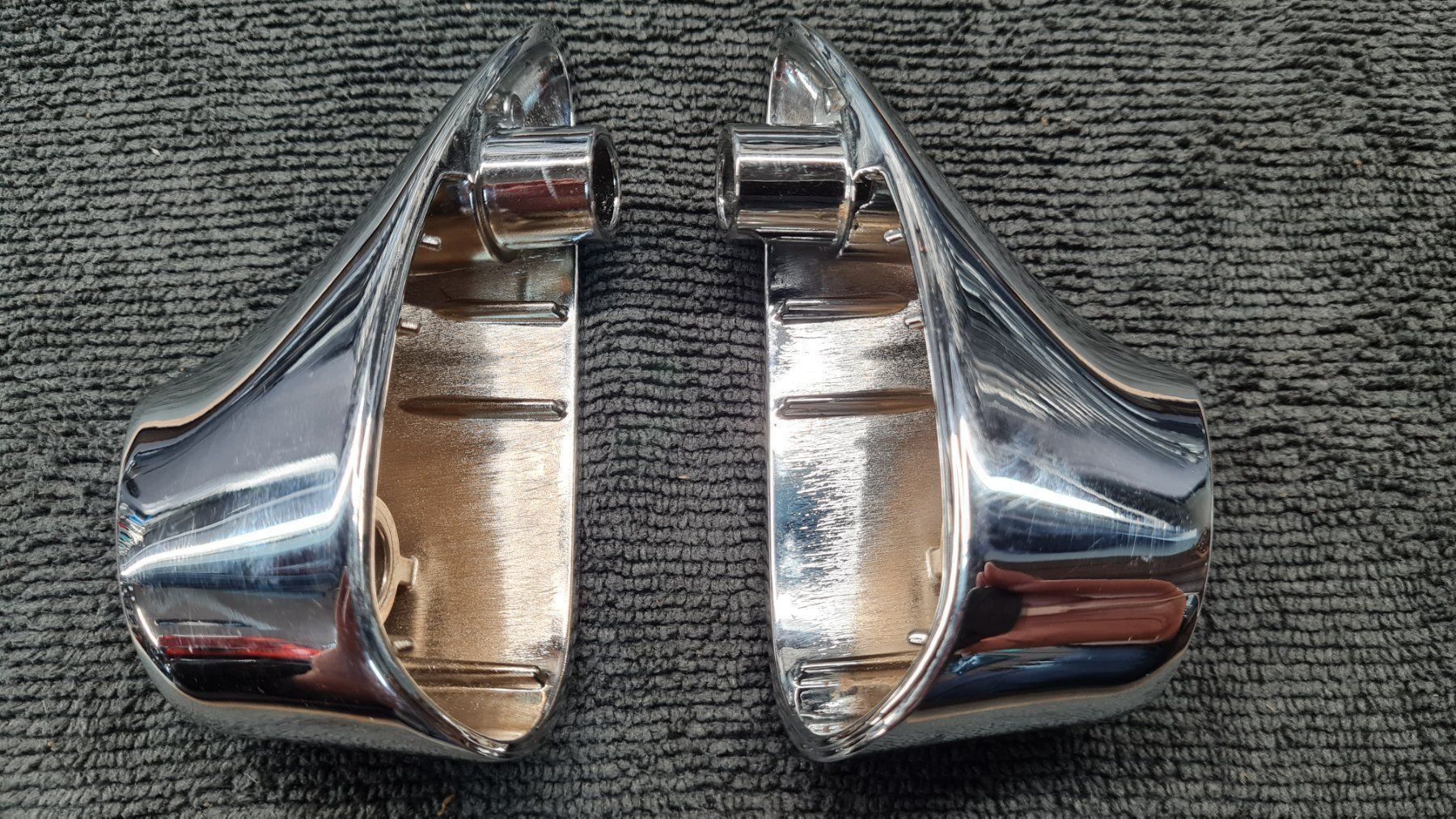 Touring: OEM Harley Road Glide Blinkerhalter Vorn – Usato da Wangen SZ venduto da mollosser
