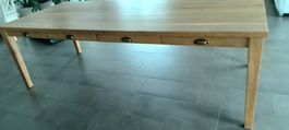 Holztisch mit Schubladen