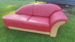 Sofa / Liege mit 2x Hocker –rotes Leder & Rattan Top Zustand