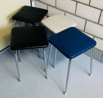 Vintage Küchenhocker, 2 schwarz, 1 blau,1 grau Chromgestell