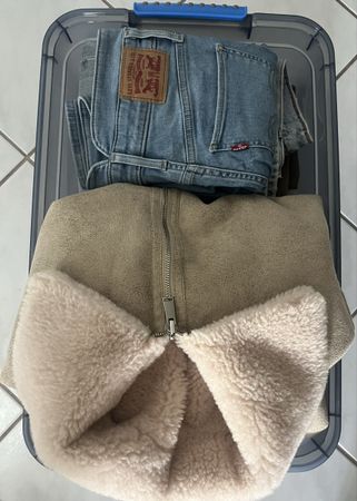 Box mit Damenbekleidung Gr. 34/36