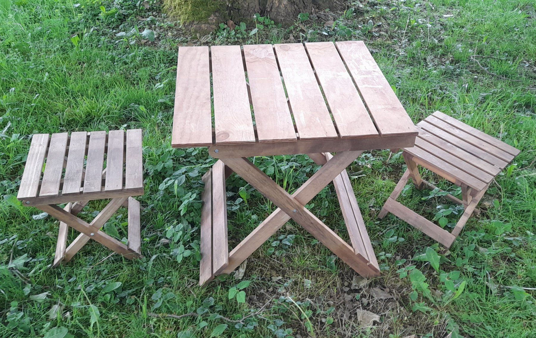 Tavoli: Holz Gartentisch Klappbar mit 2 Hockern – Usato da Villmergen venduto da BRUMA57