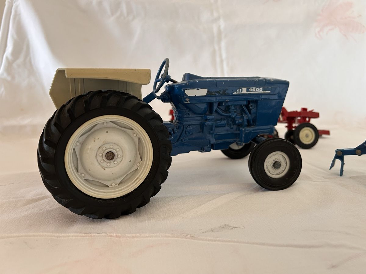 Jouets: Traktor mit Anbaugeräten  – D'occasion à Olten par Astikon 5