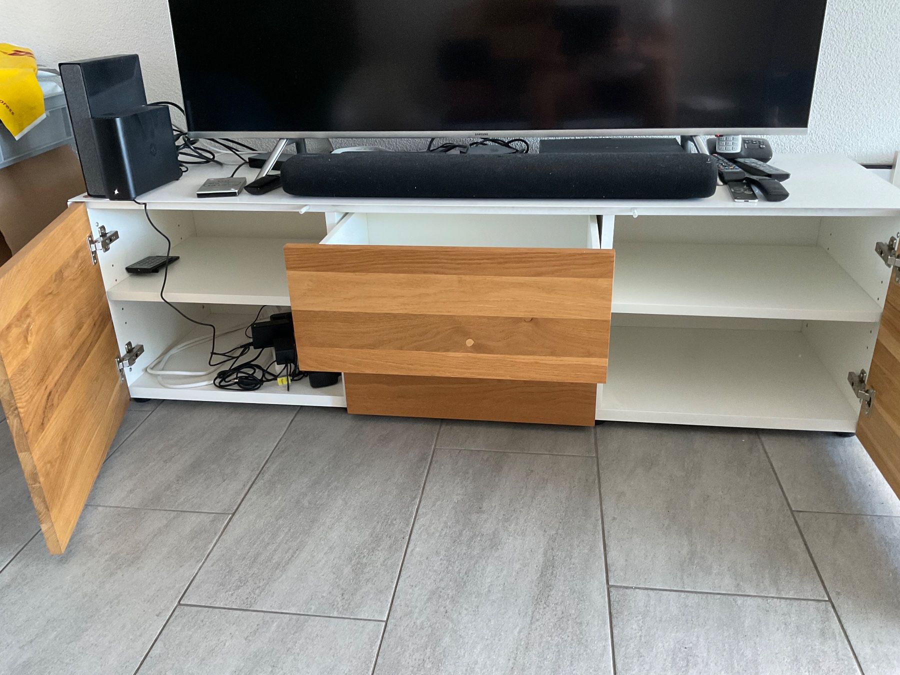 Pfister Mobili TV: TV Möbel Metall weiss/ Eiche Pfister – Usato da Adliswil venduto da car_5pms 1