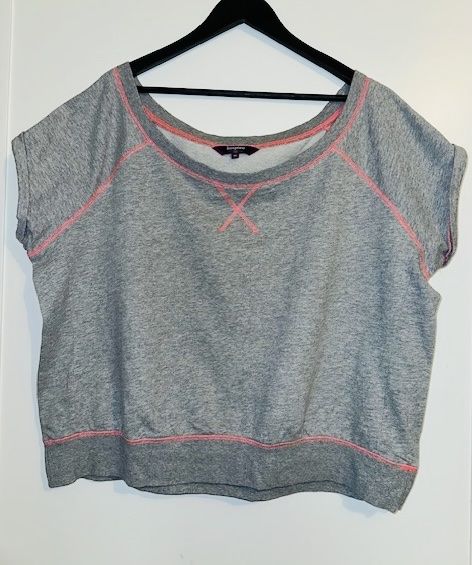 Top: Sweat gris clair couture rose Taille FR 50 – Nuovo (secondo la descrizione) da Lausanne venduto da Magic1900