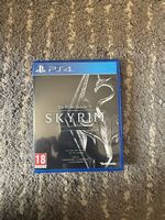Skyrim Special Edition PS4  comme neuf, complet