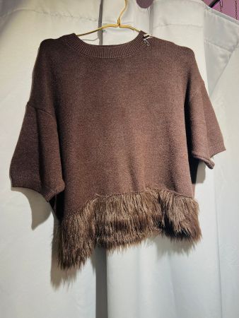 Kurzärmliger Strick-Pulli mit Pelzbesatz in kaffeebraun