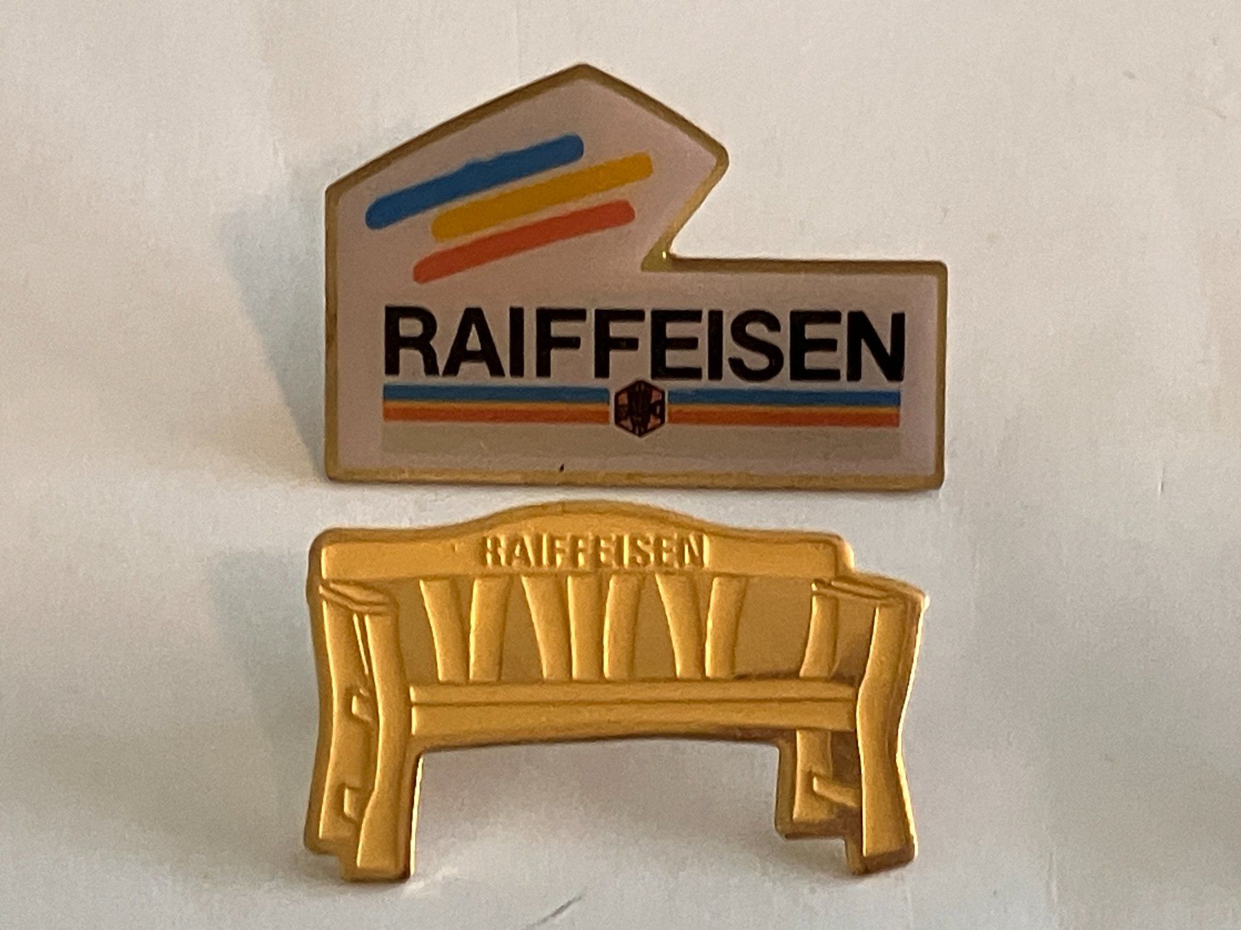 Placchette & Badge: 2 Pin Raiffeisen – Usato da Basel venduto da djwwpp