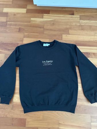 schwarzer Pullover