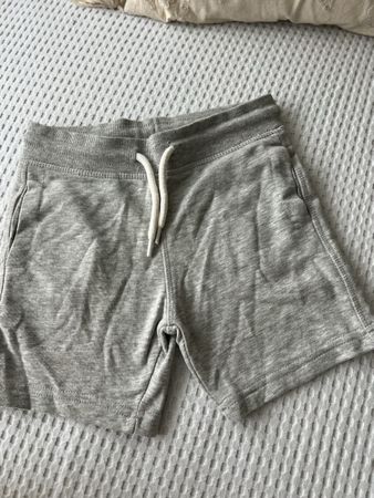 SWEATPANTS GRAU SHORTS GR 110