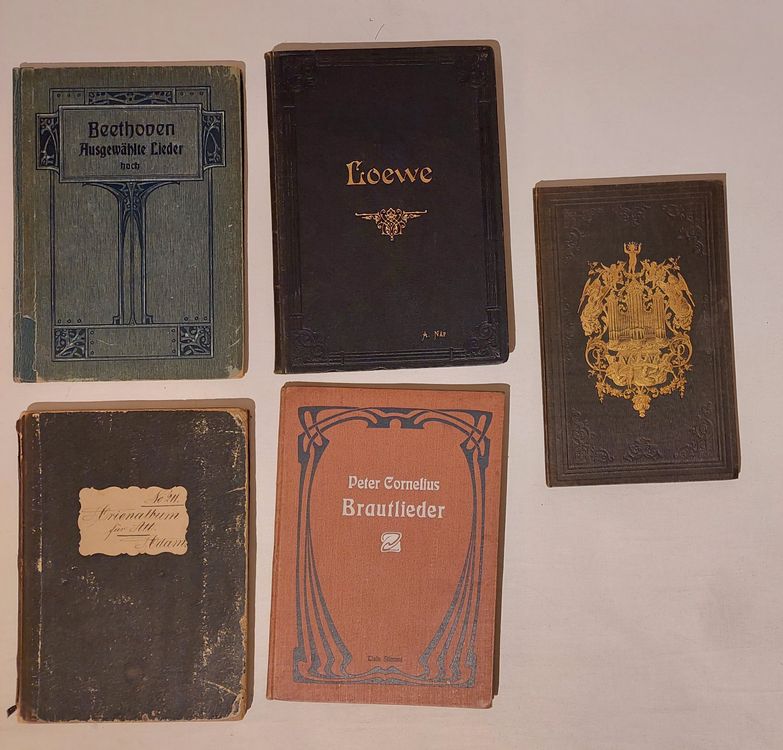 Livres: Alte, schön gebundene Liedsammlungen – D'occasion à Zürich par Cortin