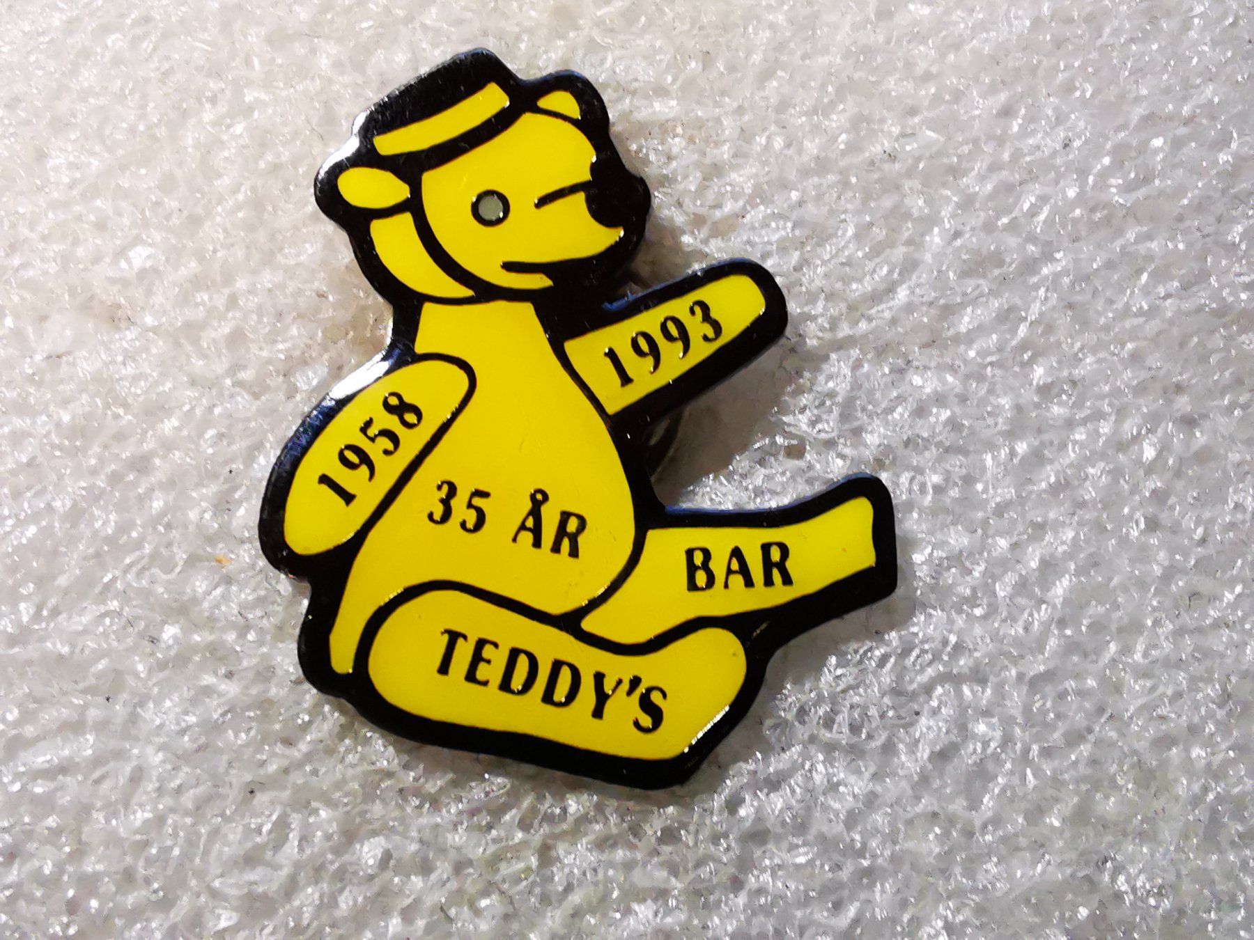 Placchette & Badge: Ansteckpin 70: Teddy's Bar – Usato da Oppligen venduto da Pin-Fall-Shop