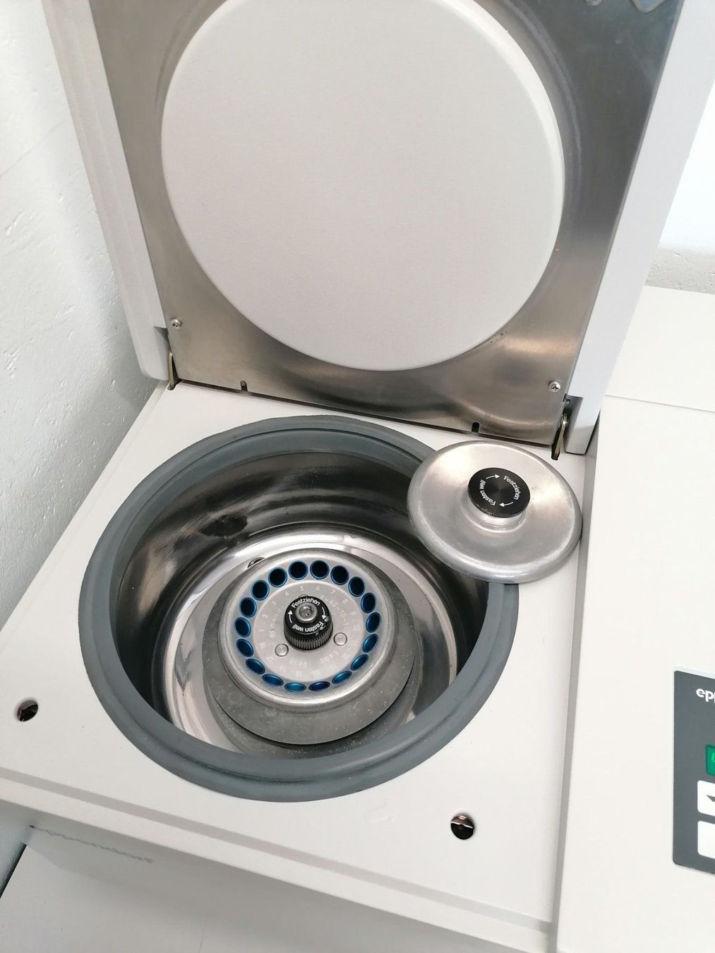 Accessori da laboratorio: EPPENDORF 5402 Centrifuge - gekühlt! – Usato da Niederdorf venduto da LeptonAG_Labor 2