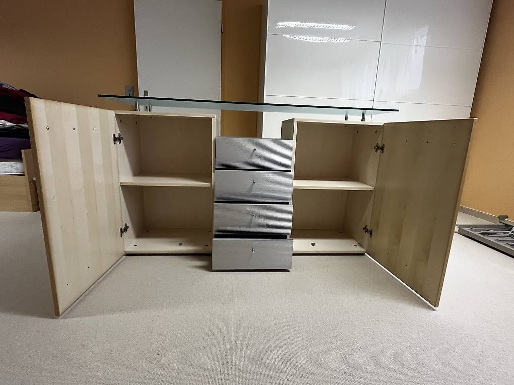 Commodes: Sideboard mit Glasplatte – D'occasion à Gossau SG par jjb01 2