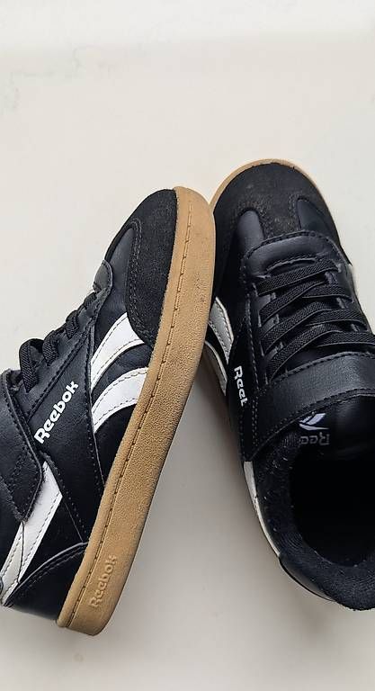 Scarpe per ragazzi: REEBOCK Turnschuhe schwarz/weiss Gr. 30 – Usato da Seuzach venduto da louisa. 3