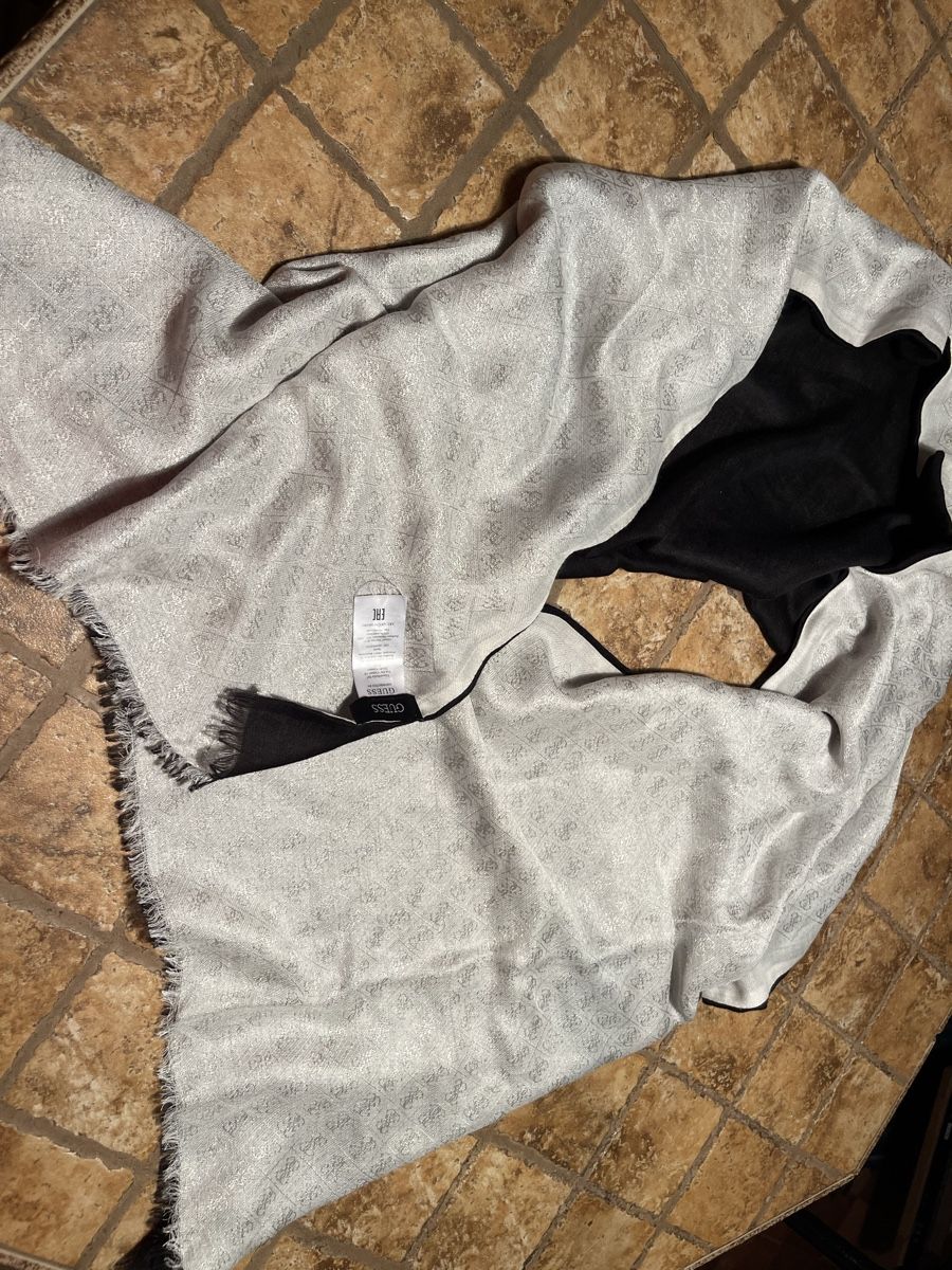 Guess Foulard & Sciarpe: Guess Scialle grande-doppio con logo – Nuovo (secondo la descrizione) da Gordevio venduto da LanaZimm 8