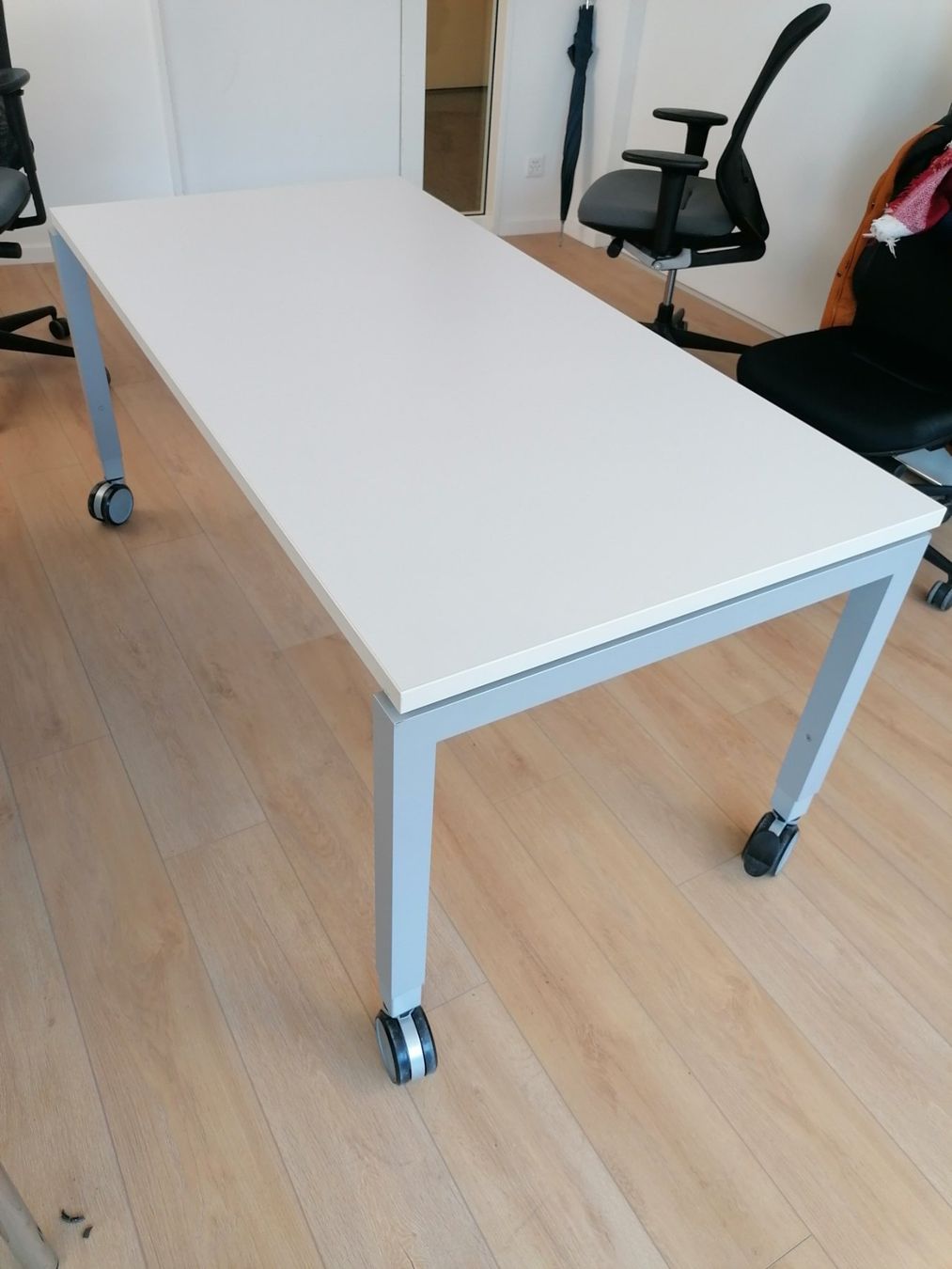 Tavoli: Bürotisch weiss mit grauen Beinen – Usato da Zürich venduto da Rebeka.Gilgen