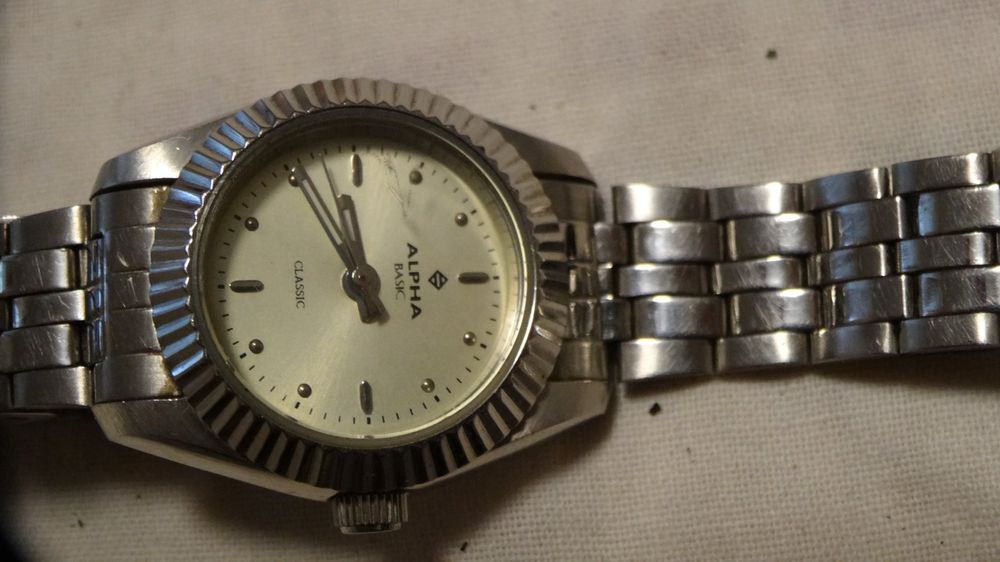 Montres: ALPHA DAMEN KLEIN UHR.QUARTZ.LÄÜFT – D'occasion à zürich par ahmad01
